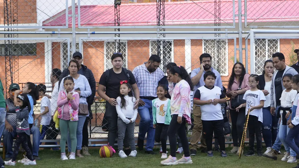 Niños jugando en el patio del CAS