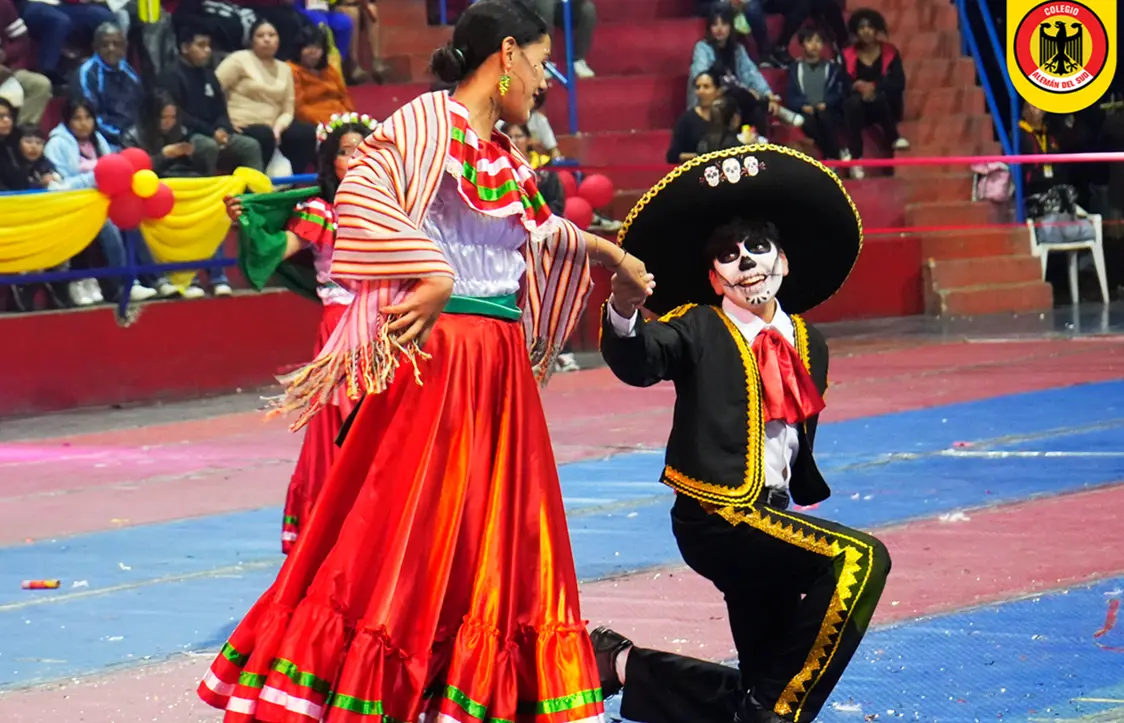 Niños actuando en el coliseo